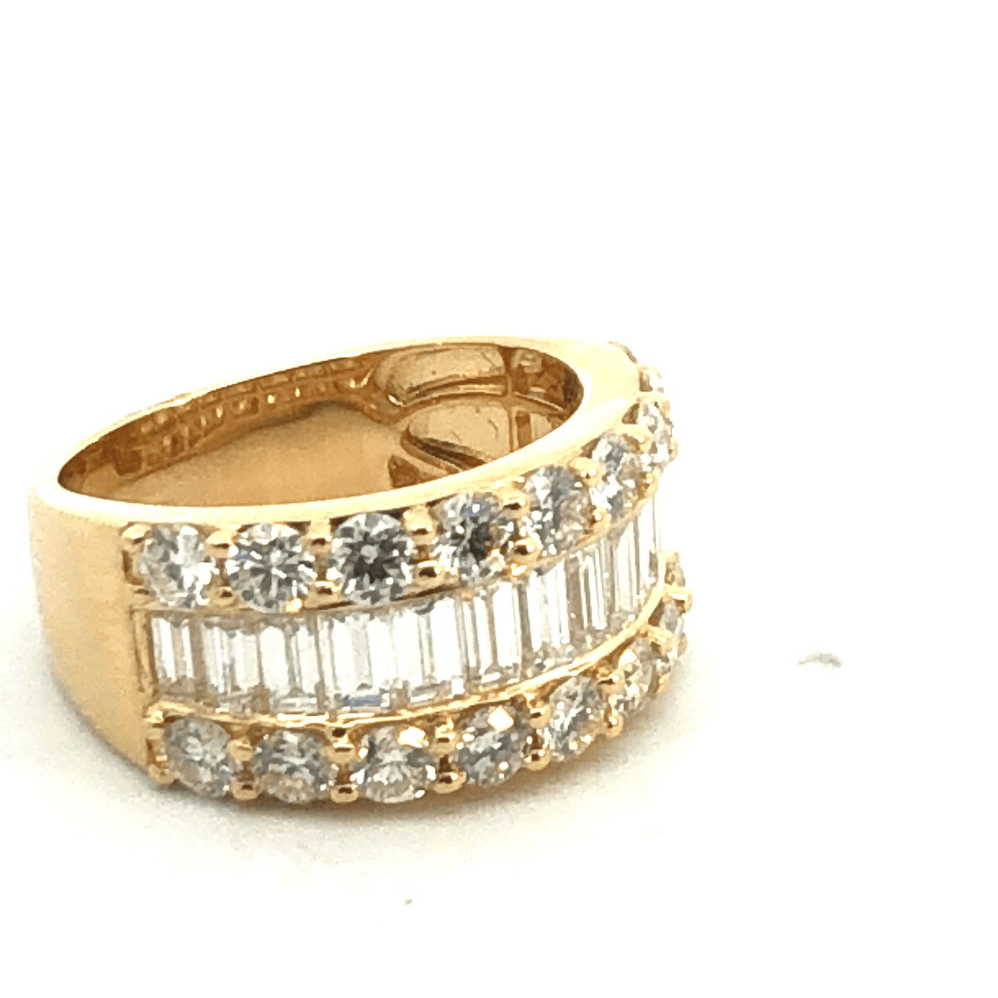 Elegant Gold and Diamond Ring-3.50 CTW